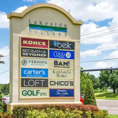 Nearby shopping center near Willowbrooke Apartments in Lakeland